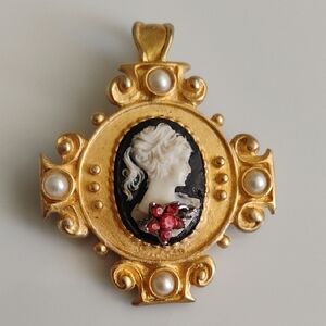 Vintage Express Gold Cameo Pendant with Faux Pearls